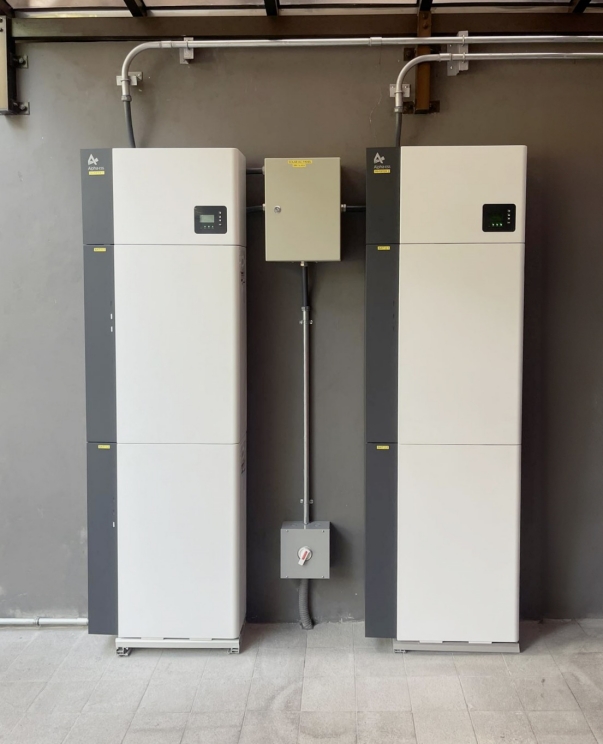 Twee AlphaESS thuisbatterijen met schakelkast, netjes geïnstalleerd door Van Aik Installaties